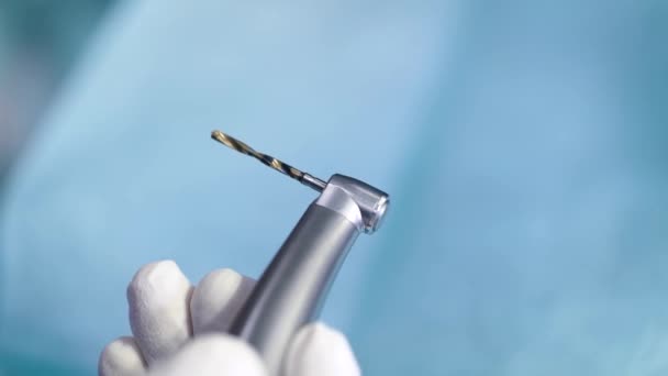 Close-up van Little Bor machine in de hand van tandarts in tandartspraktijk, voorbereiden voor behandeling — Stockvideo
