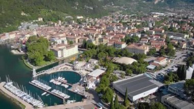 yaz aylarında güneşli havalarda liman şehrinin havadan görünümü, drone kadar uçuyor, şehrin panorama gösteren