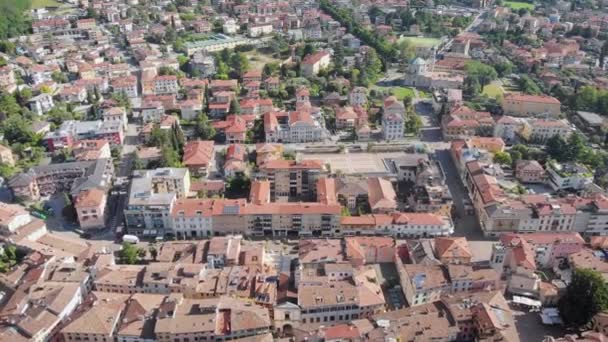 州の小さな居心地の良いイタリアの都市の空中移動ビュー、カメラは古い建物の屋根の上を飛んでいます — ストック動画