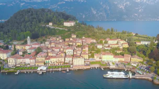 Étonnante petite ville sur l'île dans le grand lac, vue aérienne panoramique dans la journée d'été, architecture classique des bâtiments — Video