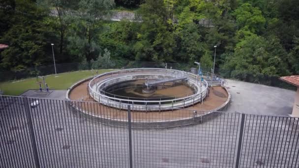 Construction pour le traitement des eaux usées à la périphérie de la ville en journée d'été près de la forêt, vue panoramique supérieure — Video