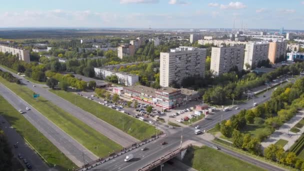 Légifelvétel. Az ipari város alvó területe Oroszországban. Számos hasonló panelház. Tolyatti a Szamara régióban nyáron. — Stock videók