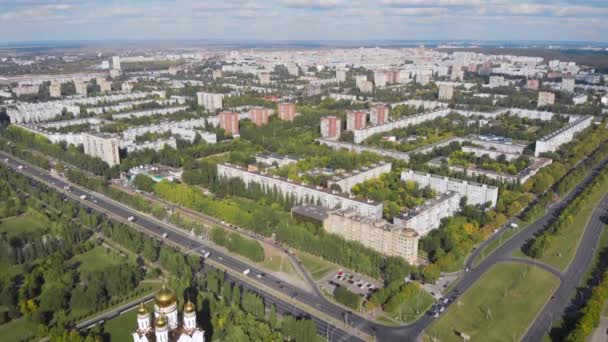 Vista aérea. La ciudad es un jardín diseñado durante la época del socialismo. Amplios espacios y magníficas avenidas, cajas de paneles de doi y mucha vegetación. Tolyatti en la región de Samara . — Vídeos de Stock