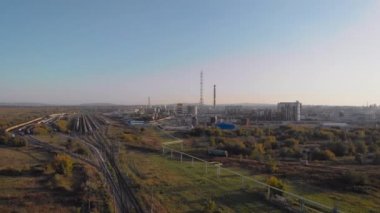 Havadan görünüm. Fabrikaları ve demiryolu yük hattı ile sanayi alanı. Fabrikalar, yük trenleri ve kimya tesisleri.
