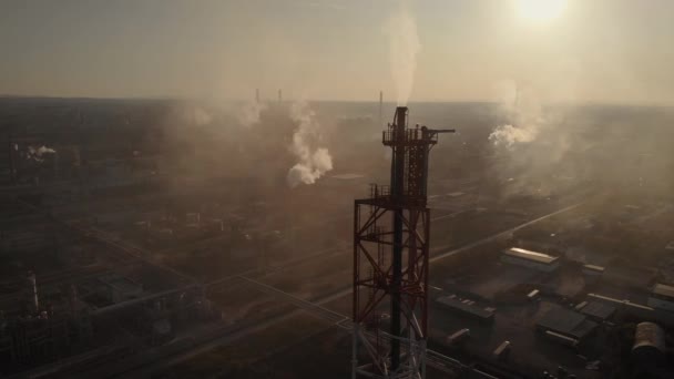 Luftaufnahme. im Rahmen ist ein chemischer Industriekomplex. Viele Fabrikschlote spucken Rauch aus. Luftverschmutzung dauert an. — Stockvideo