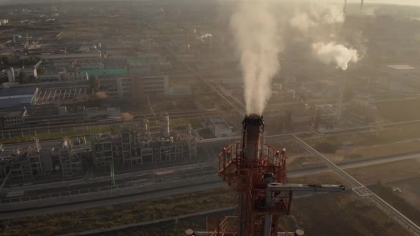 Luchtfoto. In het frame is een chemisch industrieel complex. Giftige rook komt uit de schoorsteen, rond verschillende planten. — Stockvideo