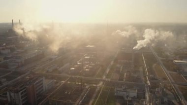 Havadan görünüm. Çerçevede bir kimyasal sanayi kompleksi var. Birçok fabrika bacası duman püskürtür. Atmosferik kirlilik devam ediyor.