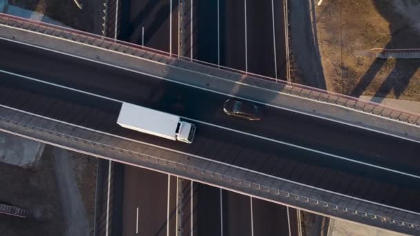 Vista aérea. Intercâmbio na auto-estrada interurbana. Carros e caminhões viajam em direções diferentes. Duas riscas em cada direção . — Vídeo de Stock