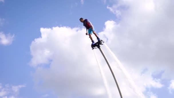 Man flyger på flygplank på sjön eller havet i dag, Hydro cykeln flyter nära, vatten strömmar lyfter mänskliga — Stockvideo
