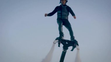 sporcu su üzerinde flyboarding pratik, eğitim hileler, havada dönen, su akıntıları tarafından iterek