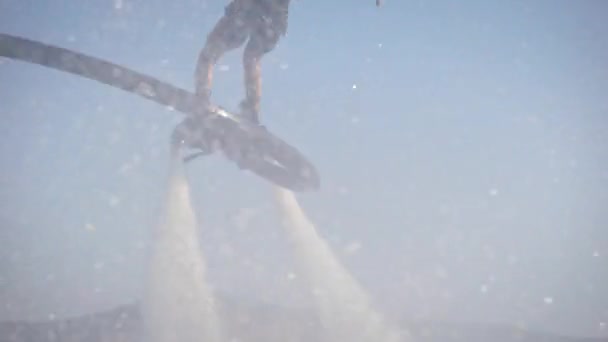 survole la surface de la mer le jour, s'élève et plonge sous l'eau, vue rapprochée 