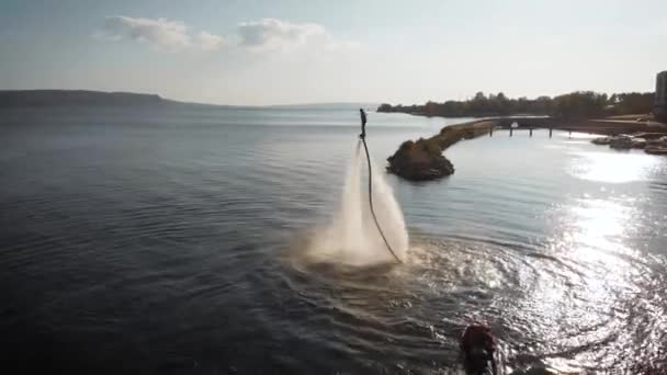 Erkek akrobat yaz günü denizde flyboard üzerinde uçan, hile, havadan görünümü, hydroflight yapıyor — Stok video