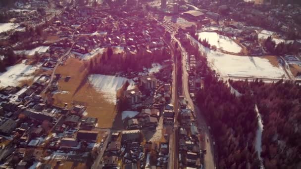 Aerial view over private houses in wintertime — Stock Video