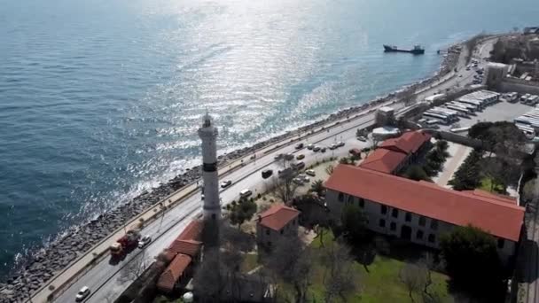 제방 과 이스탄불의 도로입니다. 도로와 보스포러스를 공중에서 내려다본 모습. — 비디오