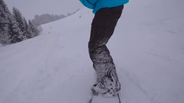 Nogi pewnego siebie snowboardzisty. Sportowiec jeździ na białym śniegu, sporty ekstremalne. — Wideo stockowe