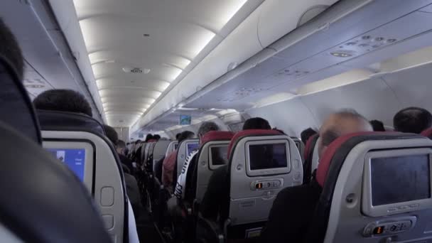 La cabina de un avión moderno con muchos pasajeros — Vídeo de stock