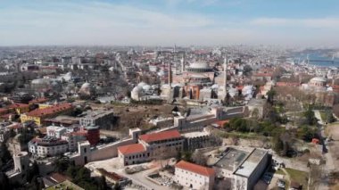 İstanbul 'un havadan görünüşü mühürleniyor. Düşük evlerin çatıları ve görkemli camiler.