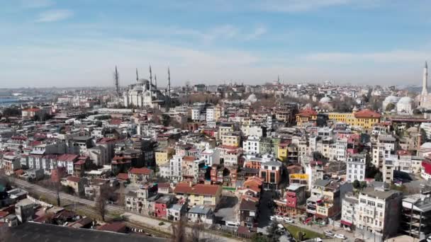 Försegla en flygbild av våren Istanbul. Tak av låga hus och majestätiska moskéer — Stockvideo