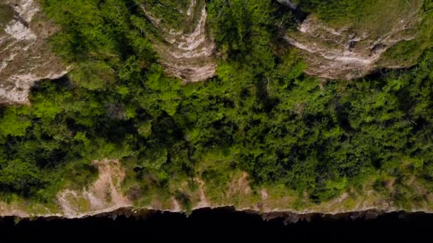 위에서 바위투성이의 산과 해 안을 바라본다. 러시아 중부 지역의 여름 자연. 암벽과 초목. — 비디오
