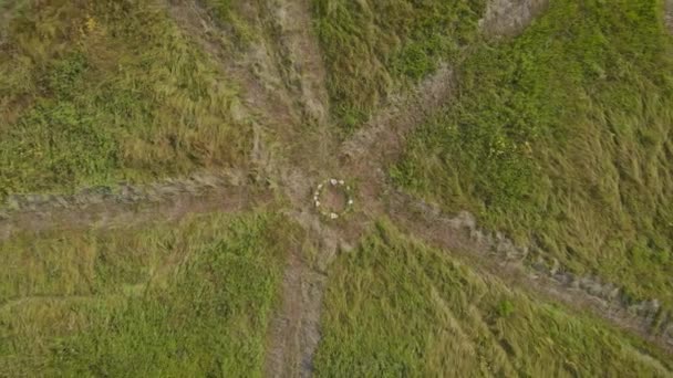 Lieu mystérieux de pierres et de chemins. Aultisme et rites dans un lieu secret dans les champs. La force magique du mexto dans la nature.