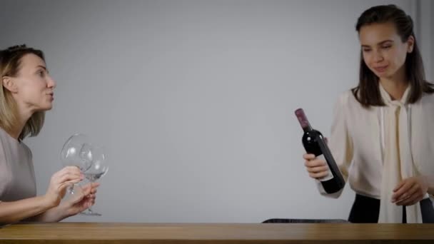 Dois amigos se encontraram à noite para beber vinho e conversar. — Vídeo de Stock