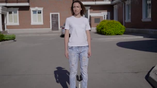 Attractive happy woman rides on a gyrocopter in the city area. — Stock Video