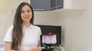 Dişçi kız dişlerine nasıl bakacağını söyler.