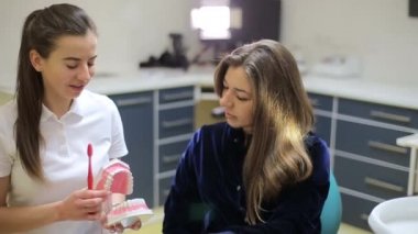 Dişçi kız müşteriyle iletişim kurar.