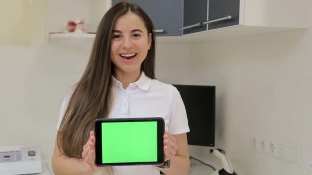 Tandarts Meisje Met Een Tablet Hun Handen Behandeling Van Tanden — Stockvideo