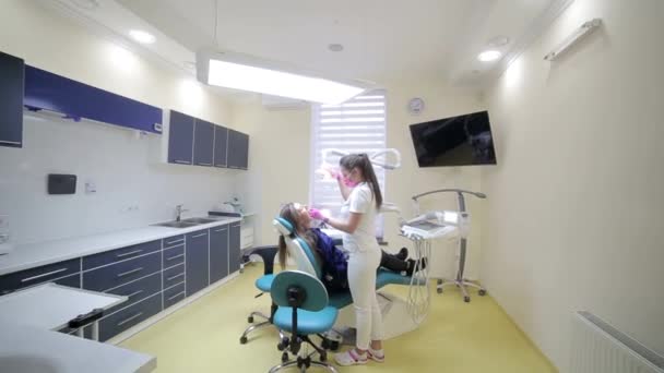 Dentista Estudiando Dientes Para Niñas Dentista Que Utiliza Espejo Examen — Vídeos de Stock