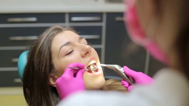 Dentist Studying Girls Teeth Dentist Using Mirror Dental Examination Girl — Stock Video