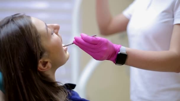 Dentista Che Cura Denti Alle Pazienti Clinica — Video Stock