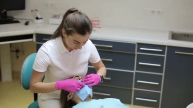 Diş hekimi diş Kliniği kadın hastada tedavi.