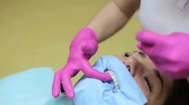 Diş hekimliğinde yakın plan diş tedavisi.