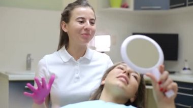 Gülümseyen genç kadın diş kontrolü yaptırıyor.