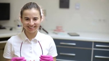 Dişçi kız müşteriyle iletişim kurar.