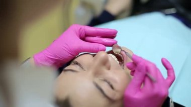 Dişçi dişlerini beyazlatır ve güzel bir kız olur.