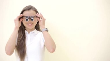 Dişçi kız elinde model diş muayenesi tutuyor.