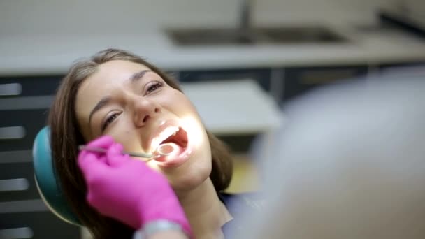 Νεαρή Γυναίκα Μιλάει Τον Οδοντίατρό Σου Στο Οδοντιατρείο Κορίτσι Οδοντίατρος — Αρχείο Βίντεο