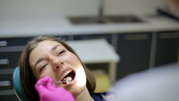 Mujer Joven Sonriente Que Recibe Chequeo Dental — Vídeo de stock