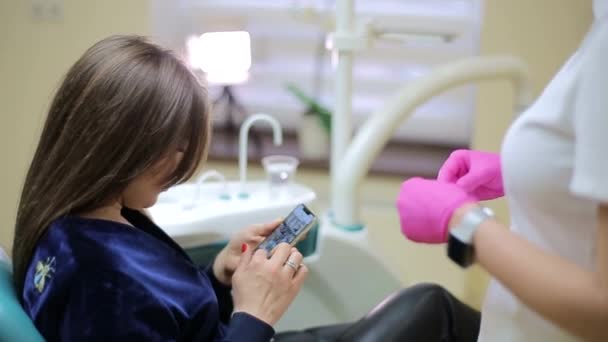 Dentista Paciente Eligiendo Tratamiento Una Consulta Con Equipo Médico Fondo — Vídeos de Stock