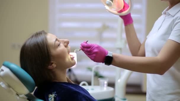 Gezonde Tanden Patiënt Bij Tandarts Kantoor Tandheelkundige Cariës Preventie — Stockvideo