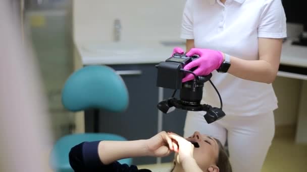 Zubař Kamerou Který Léčbě Dělá Snímky Pacientů Úsměvem Speciální Fotoaparát — Stock video