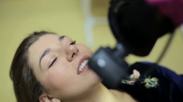 治療後の患者の笑顔のショットを作るカメラで歯科医 フラッシュリングの影のない特別なカメラ — ストック動画