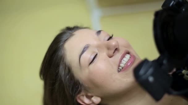 Dentista Con Cámara Haciendo Fotos Los Pacientes Sonríen Después Del — Vídeos de Stock