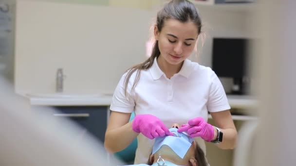 Nettes Mädchen Gespräch Mit Ihrem Zahnarzt Zahnzimmer Zahnarztmädchen — Stockvideo