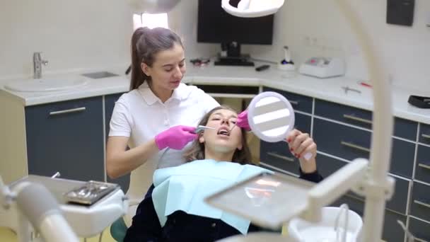 Улыбающаяся Молодая Женщина Проходит Стоматологическое Обследование — стоковое видео