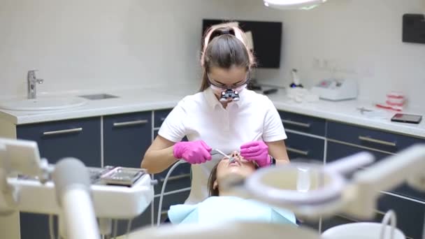 在牙科诊所进行牙齿治疗的密切观察 — 图库视频影像