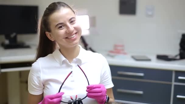Девушка Стоматолог Общается Клиентом — стоковое видео