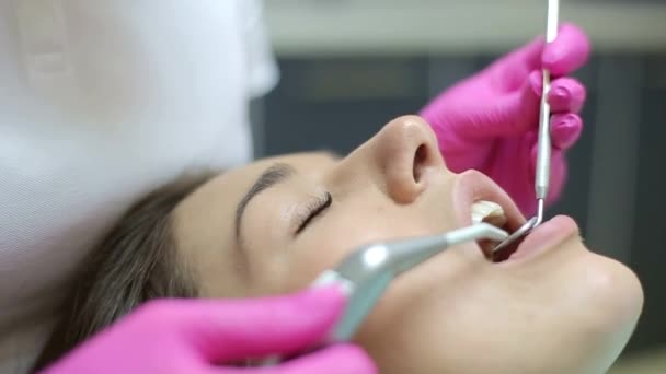 Οδοντίατρος Λευκό Παλτό Αντιμετωπίζει Δόντια Του Κοριτσιού Επαγγελματικό Εξοπλισμό — Αρχείο Βίντεο